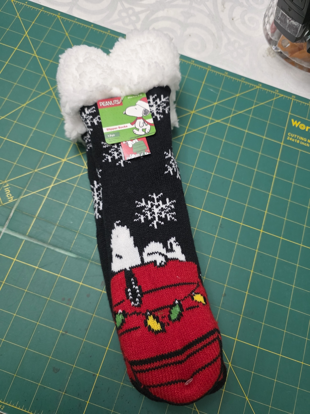Peanuts Snoopy Sherpa Cuff Slipper Socks - Black & White